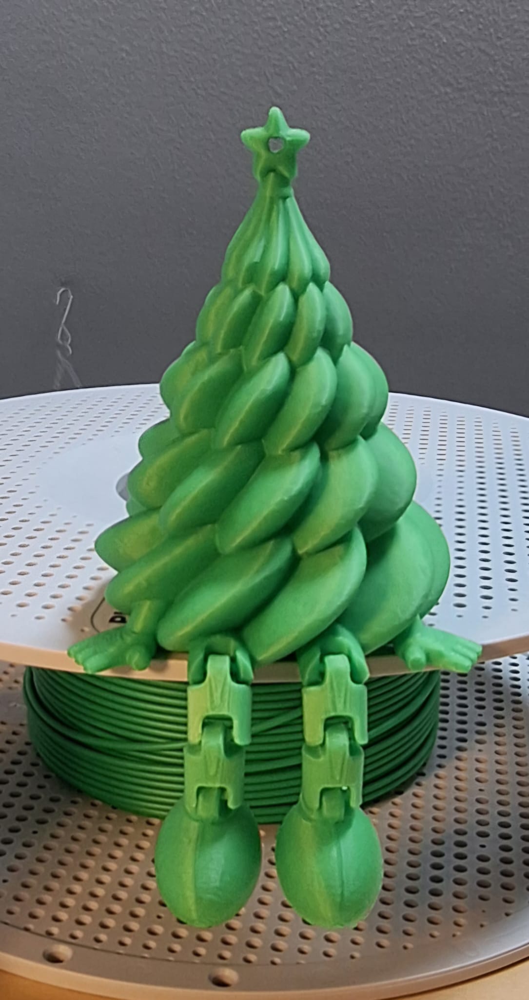 Weihnachtsbaum mit Baumelbeinen